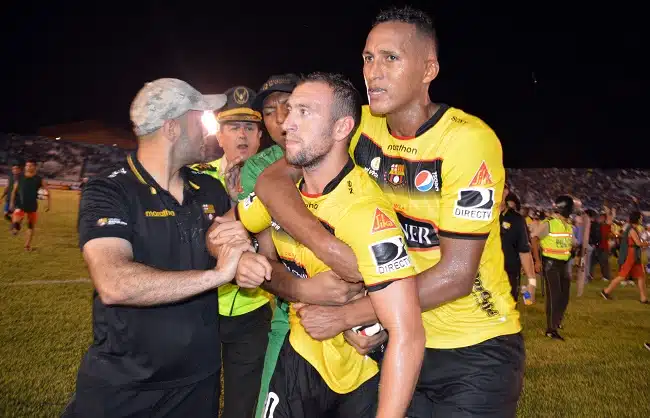 Clima-tenso-Barcelona-de-Guaiaquil-Futebol-Latino-07-10