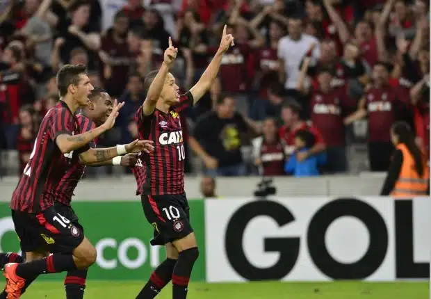 Noite-infelicidade-felicidade-brasileiros-Copa-Sul-Americana-Futebol-Latino-22-10