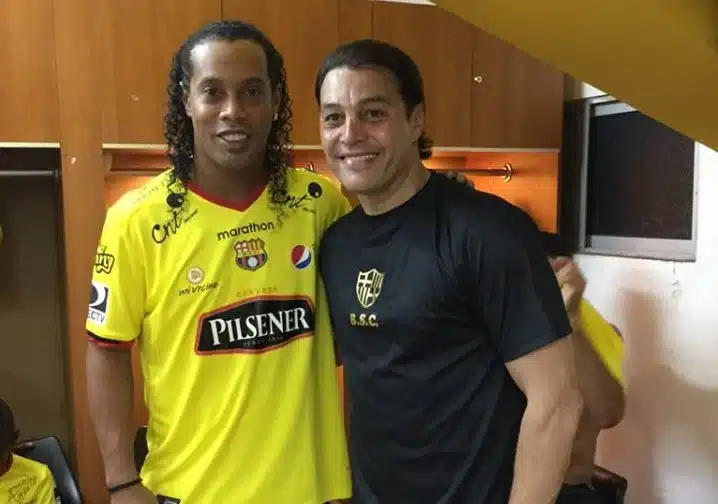 Noite-Amarela-Ronaldinho-quatro-pontos-destaque-Futebol-Latino-30-01