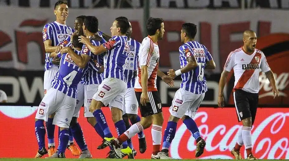 Godoy-Cruz-vence-River-Plate-erro-arbitragem-Futebol-Latino-19-02