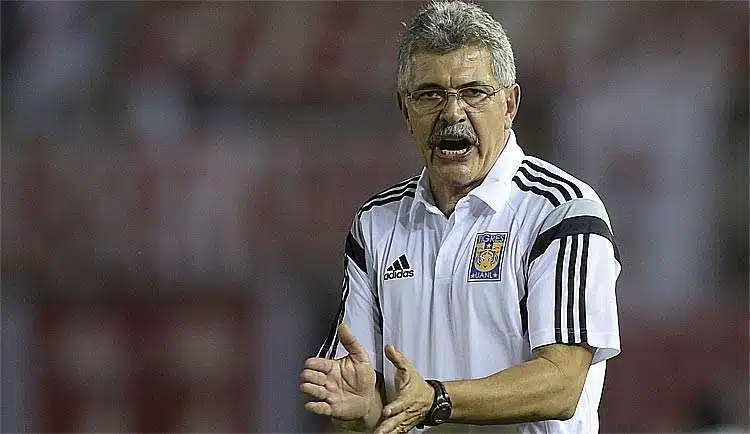 amistoso-tuca-ferretti-nao-perdoa-torcedor-corneteiro-solta-verbo-Futebol-Latino-04-07