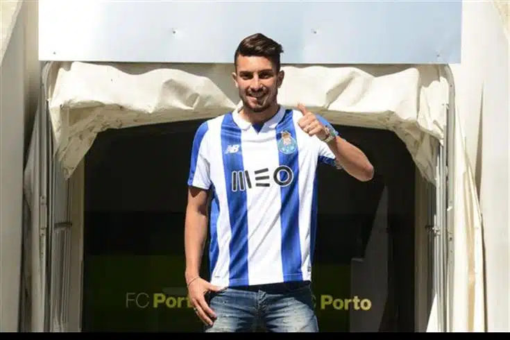 porto-acerta-contratacao-alex-telles-Futebol-Latino-13-07