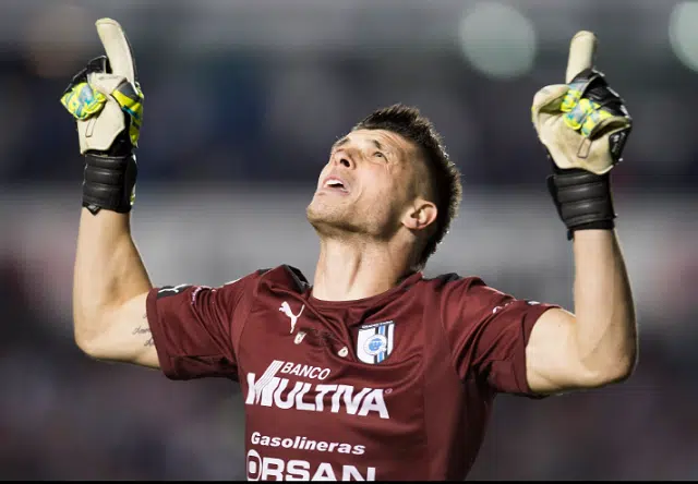 goleiro-brasileiro-brilha-penaltis-garante-titulo-inedito-queretaro-futebol-latino-03-11