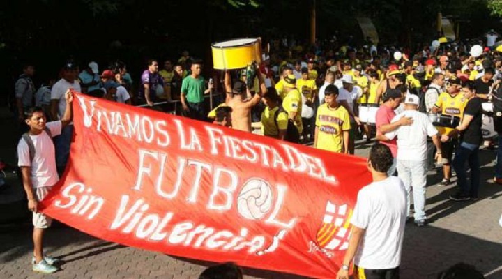 equador-torcedores-barcelona-caminhada-pela-paz-Futebol-Latino-12-02