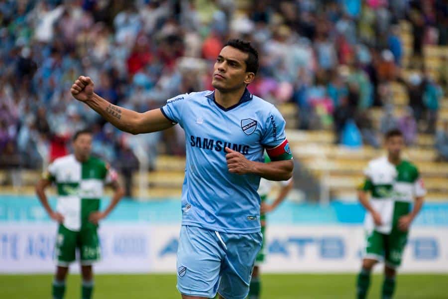 atacante-do-bolivar-tenta-mostrar-que-elenco-nao-se-abalou-com-derrota-Futebol-Latino-04-03