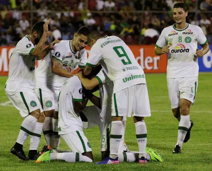 rafael-henzel-nao-esconde-a-emocao-ao-narrar-primeiro-gol-da-chape-na-libertadores-Futebol-Latino-08-03