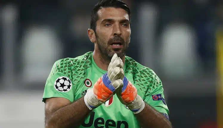 em-fotografia-buffon-faz-gesto-tradicional-representando-uma-equipe-argentina-capa-Futebol-Latino-06-05