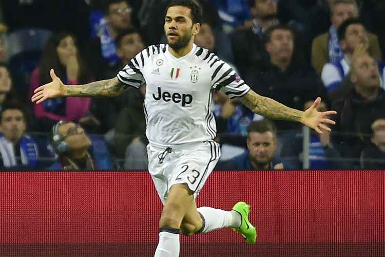 daniel-alves-e-maradona-travam-duelo-a-base-de-declaracoes-rispidas-Futebol-Latino-19-06