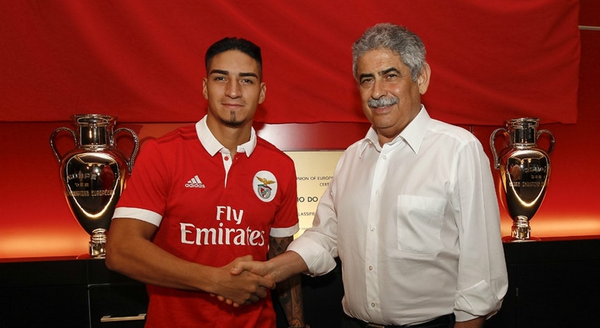 benfica-anuncia-a-contratacao-de-cristian-arango-por-cinco-anos-Futebol-Latino-01-07