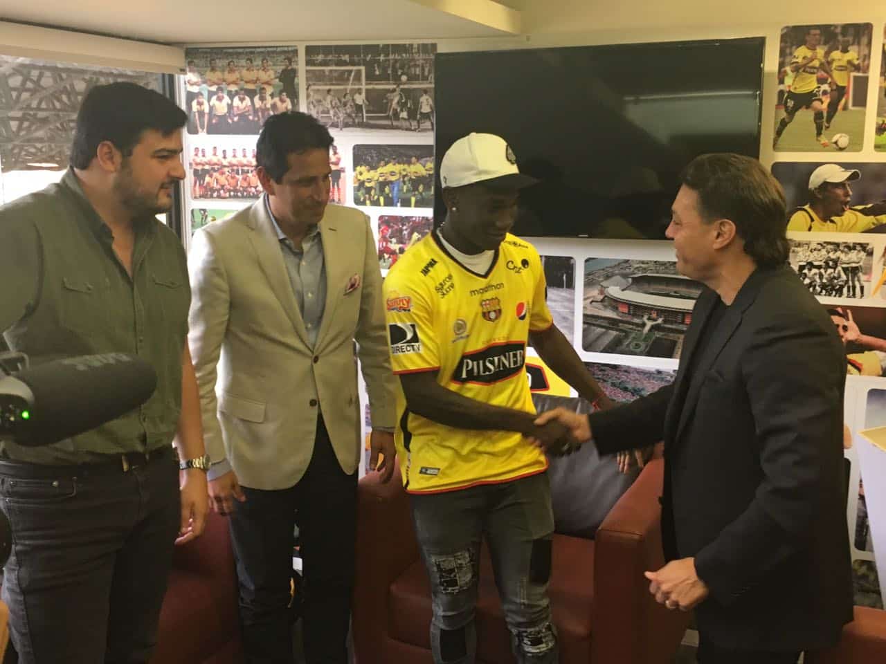 luis-caicedo-e-apresentado-no-barcelona-de-guaiaquil-Futebol-Latino-28-07