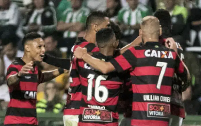 Um-gol-do-grupo- ressalta-zagueiro-do-Vitória-Futebol-Latino-28-08