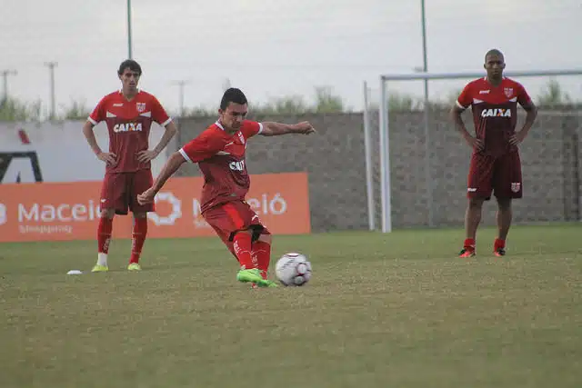 decisao-decisao-lateral-do-crb-expressa-sentimento-do-grupo-briga-pelo-g4-Futebol-Latino-28-08