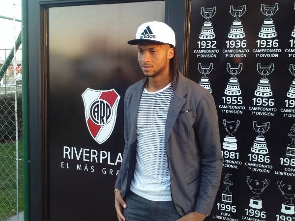 mesmo-baixa-arturo-mina-deixara-river-ir-europa-Futebol-Latino-12-08
