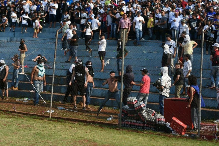 jogo-no-paraguai-tem-confusao-e-tiros-nas-arquibancadas-Futebol-Latino-09-10