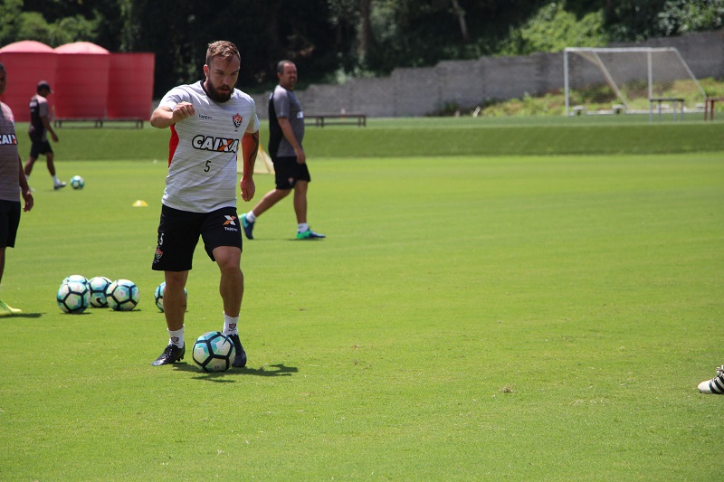 atleta-distante-ha-tempos-dos-gramados-pode-reaparecer-no-vitoria-Futebol-Latino-26-11