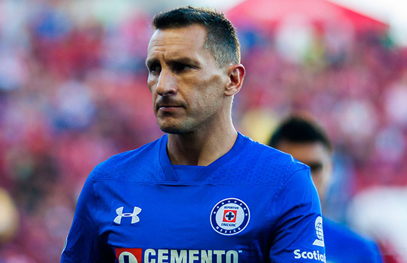 christian-gimenez-tenta-tranquilizar-torcedores-do-cruz-azul-Futebol-Latino-07-11