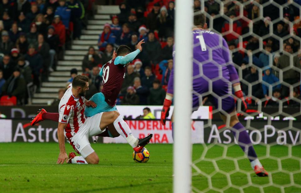 simulacao-de-penalti-rende-punicao-a-lanzini-na-inglaterra-Futebol-Latino-18-12