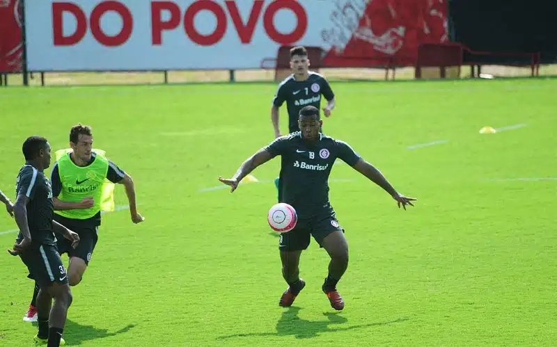 dois-jogadores-da-copinha-treinam-com-os-profissionais-do-inter-Futebol-Latino-02-02