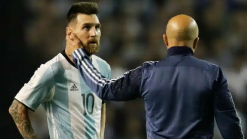 apontam-uma-arma-para-messi-chamada-copa-do-mundo-Futebol-Latino-25-03