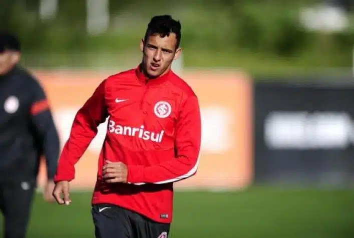 jovem-lateral-credita-boa-atuacao-odair-o-nosso-treinador-pediu-muito-isso-Futebol-Latino-01-03