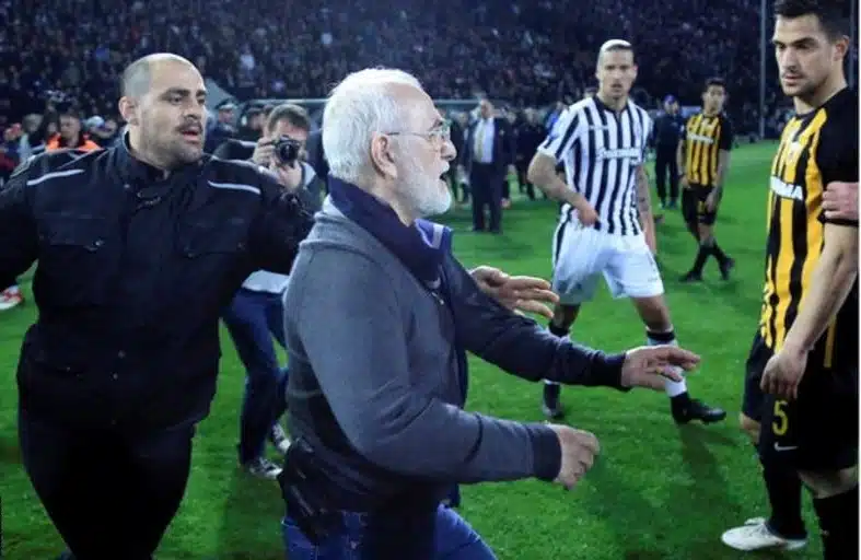 na-grecia-presidente-da-equipe-de-ex-botafogo-invade-armado-o-campo-Futebol-Latino-12-03