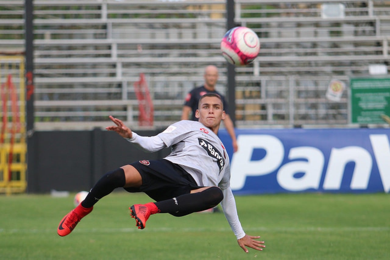 cria-do-brasil-de-pelotas-e-contratado-pelo-internacional-Futebol-Latino-23-04