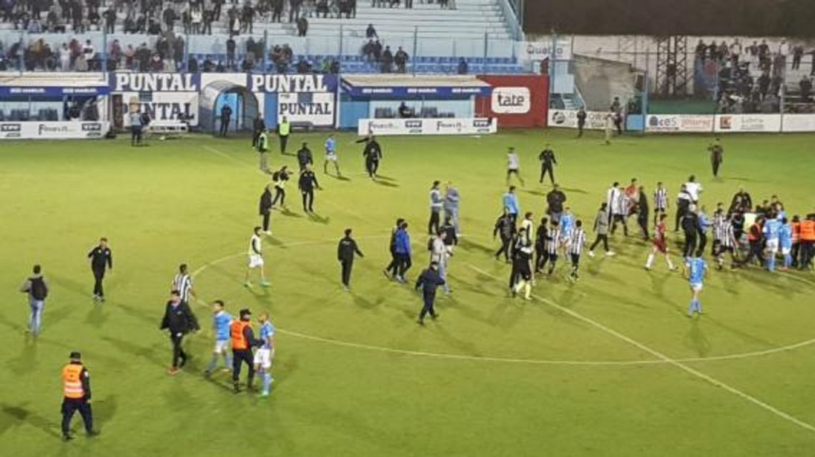 na-argentina-torcedores-invadem-o-campo-para-agredir-jogadores-Futebol-Latino-11-04