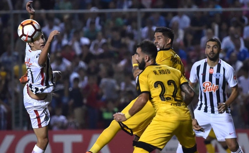 para-se-aproximar-do-oponente-penarol-recebe-o-libertad-Futebol-Latino-25-04