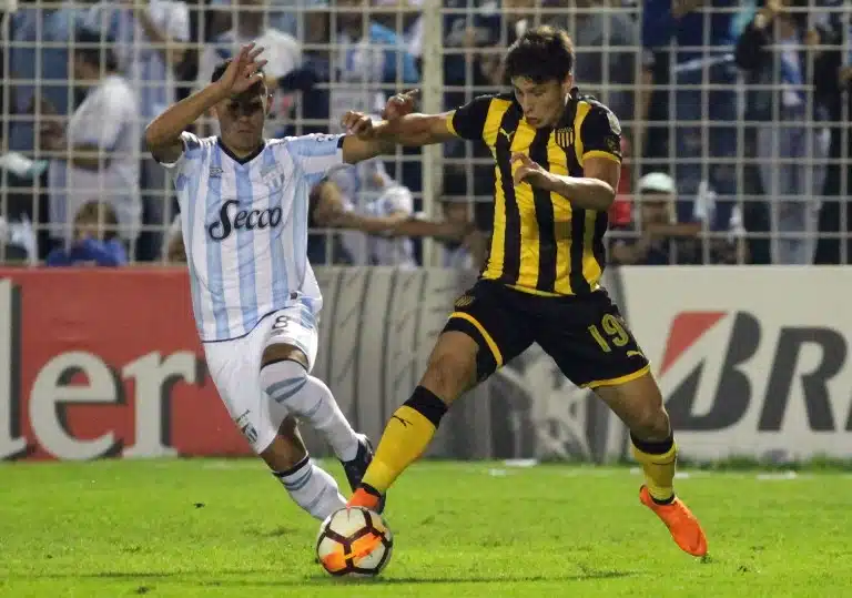 dirigentes-do-penarol-foram-retirados-das-tribunas-antes-do-apito-final-Futebol-Latino-03-05