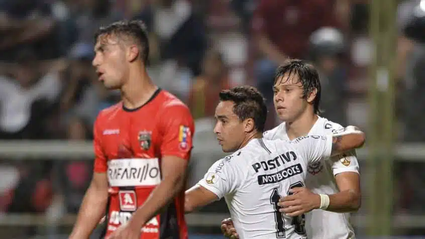 veja-como-a-imprensa-da-venezuela-tratou-o-massacre-do-timao-Futebol-Latino-18-05