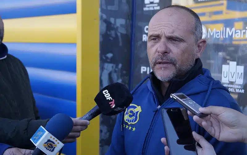 ex-assistente-de-marcelo-bielsa-mostra-personalidade-no-everton-Futebol-Latino-18-07