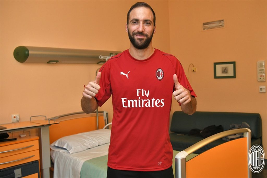 higuain-ja-tirou-foto-vestindo-a-camiseta-do-milan-Futebol-Latino-02-08