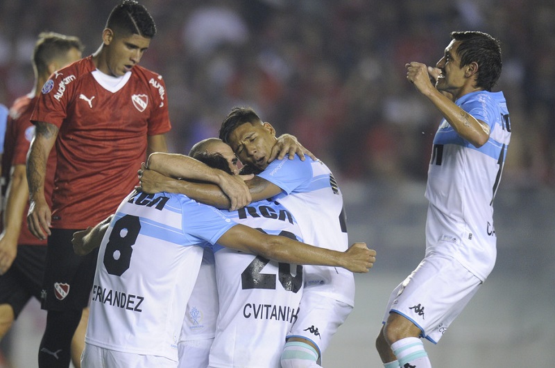 racing-bate-independiente-no-classico-e-segue-na-ponta-da-superliga-Futebol-Latino-23-02