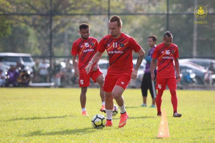 time-de-ze-love-comeca-bem-a-temporada-na-malasia-e-jogador-comemora-Futebol-Latino-15-02