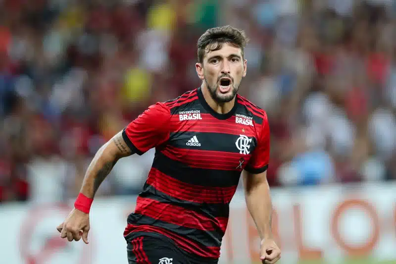comercializacao-de-atletas-movimentou-quase-r-1-bi-no-1-semestre-Futebol-Latino-21-10
