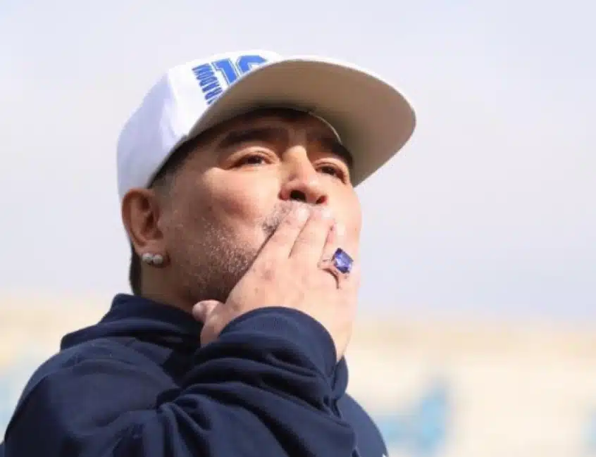 reviravolta-maradona-afirma-que-seguira-no-comando-do-gimnasia-Futebol-Latino-21-11