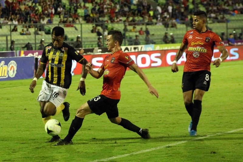 caracas-e-deportivo-tachira-empatam-na-ida-da-final-no-clausura-venezuelano-Futebol-Latino-01-12