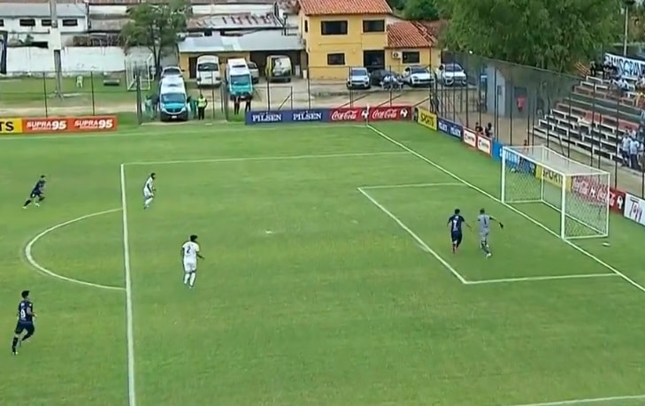 goleiro-comete-erro-na-saida-de-bola-e-toma-gol-bizarro-no-paraguai-Futebol-Latino-26-02