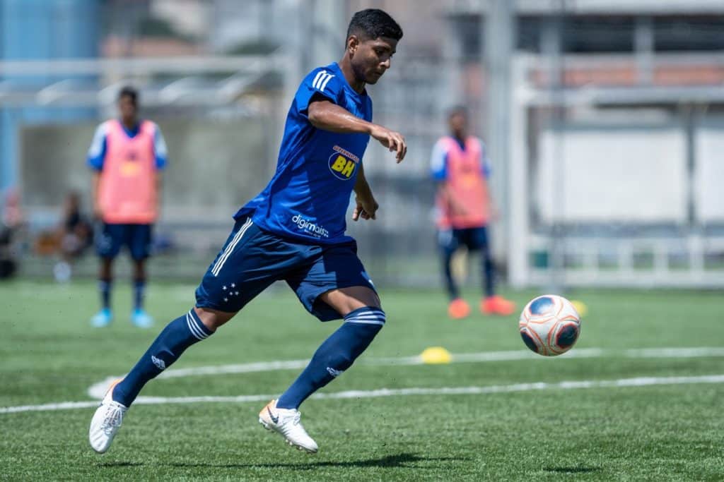 Lateral do Cruzeiro comenta mudança drástica na vida em dois anos Futebol Latino 04-03