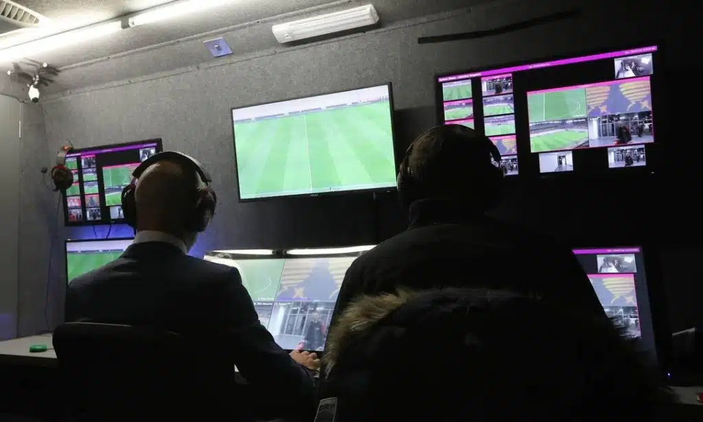 no-chile-pausa-sera-usada-por-arbitros-para-aprimorarem-uso-do-var-Futebol-Latino-23-03