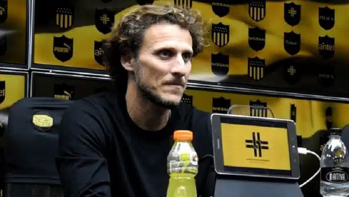 doacao-de-seu-salario-por-conta-da-covid-19-e-falso-garante-forlan-Futebol-Latino-25-04