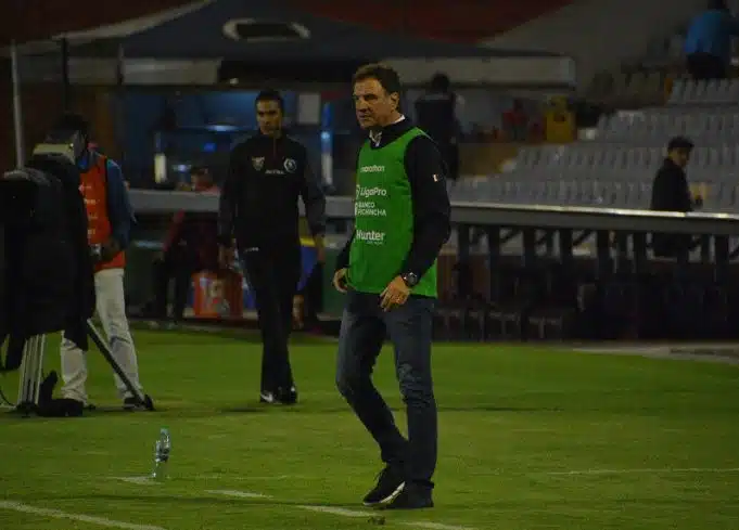 no-equador-tecnico-faz-aposta-inusitada-com-jogador-Futebol-Latino-23-04
