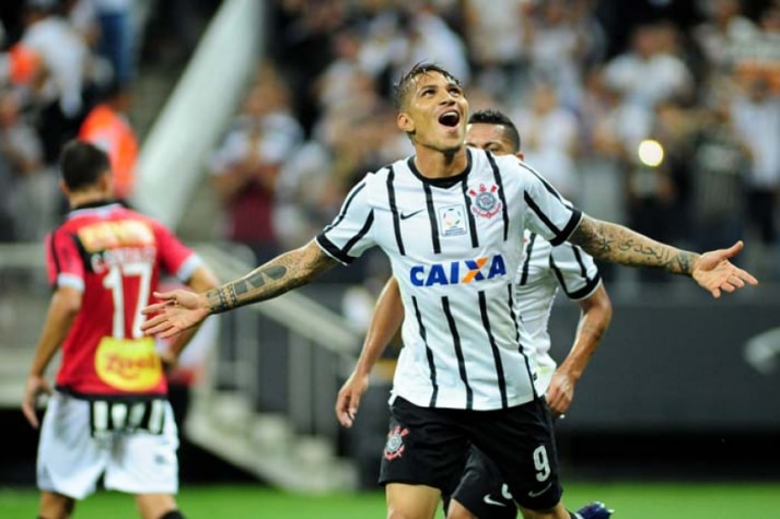 paolo-guerrero-completa-cinco-anos-do-primeiro-hat-trick-no-brasil-Futebol-Latino-01-04