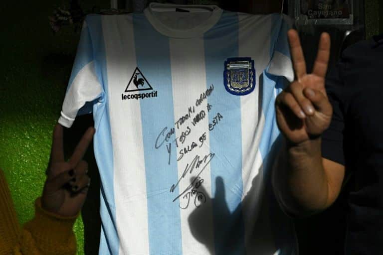 maradona-faz-doacao-de-camiseta-autografada-para-arrecadar-alimentos-Futebol-Latino-11-05