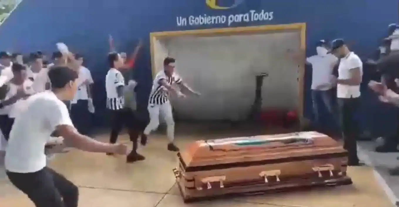 no-mexico-amigos-fazem-tocante-homenagem-a-jogador-assassinado-Futebol-Latino-12-06