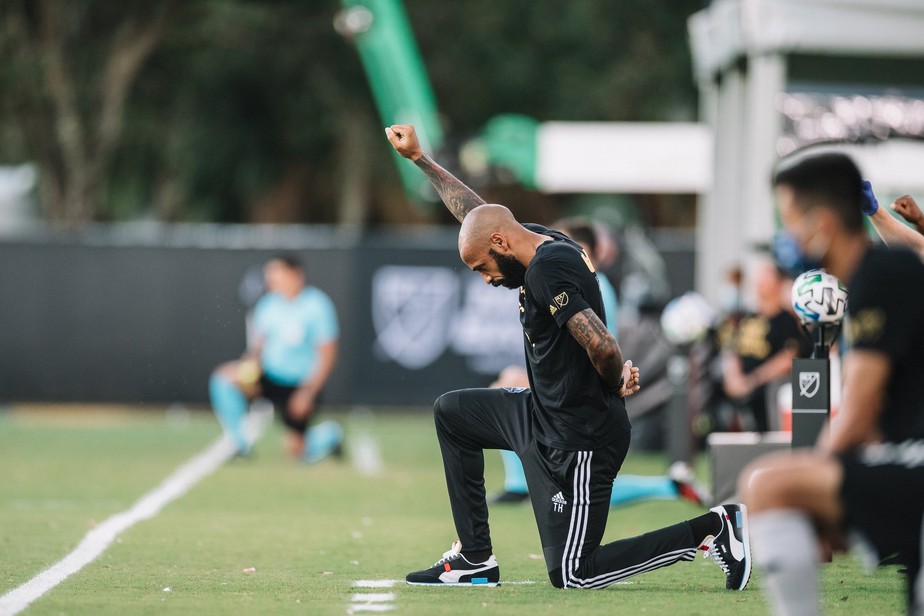 henry-se-ajoelha-em-protesto-antirracista-com-detalhe-impressionante-Futebol-Latino-10-07