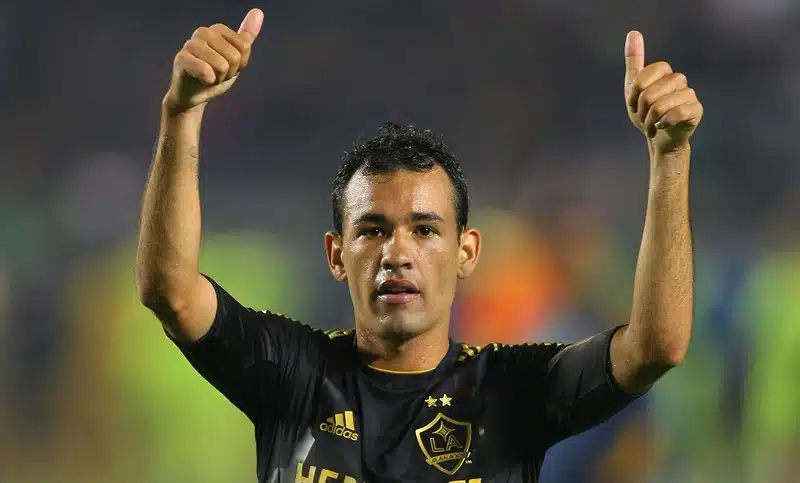 irmao-de-ricardo-goulart-meia-juninho-se-aposenta-aos-31-anos-Futebol-Latino-02-07