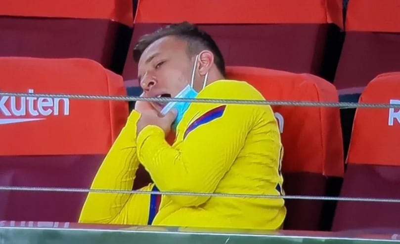 postura-de-arthur-em-derrota-do-barcelona-irrita-torcedores-nas-redes-Futebol-Latino-17-07