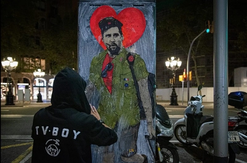 messi-e-homenageado-por-artista-na-catalunha-em-tom-de-despedida-Futebol-Latino-29-08