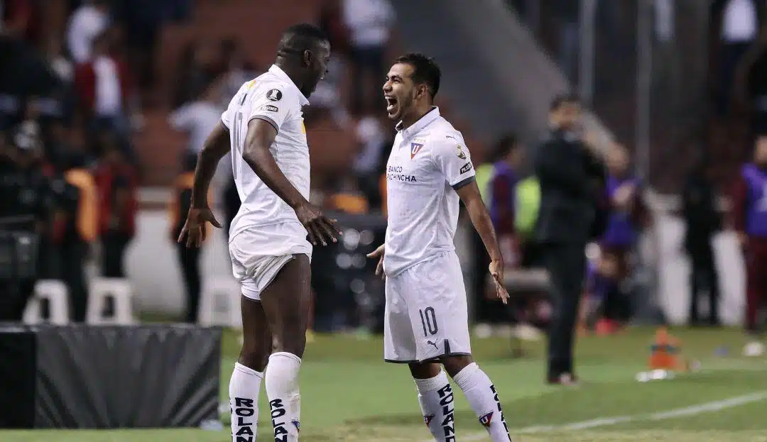 no-equador-sornoza-marca-pela-ldu-gol-que-pele-nao-fez-em-amistoso-Futebol-Latino-06-08